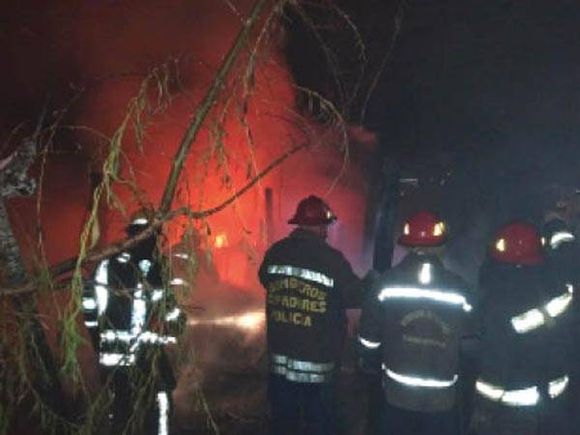 Le habría pegado y luego incendió la casa