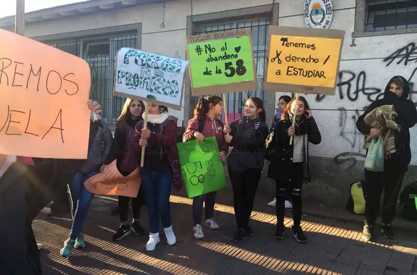 Alumnos tomaron una escuela para exigir el inicio de obras edilicias
