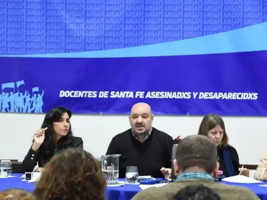 Delegados y miembros de la Comisión Directiva durante la votación unánime del rechazo. Foto: Gentileza