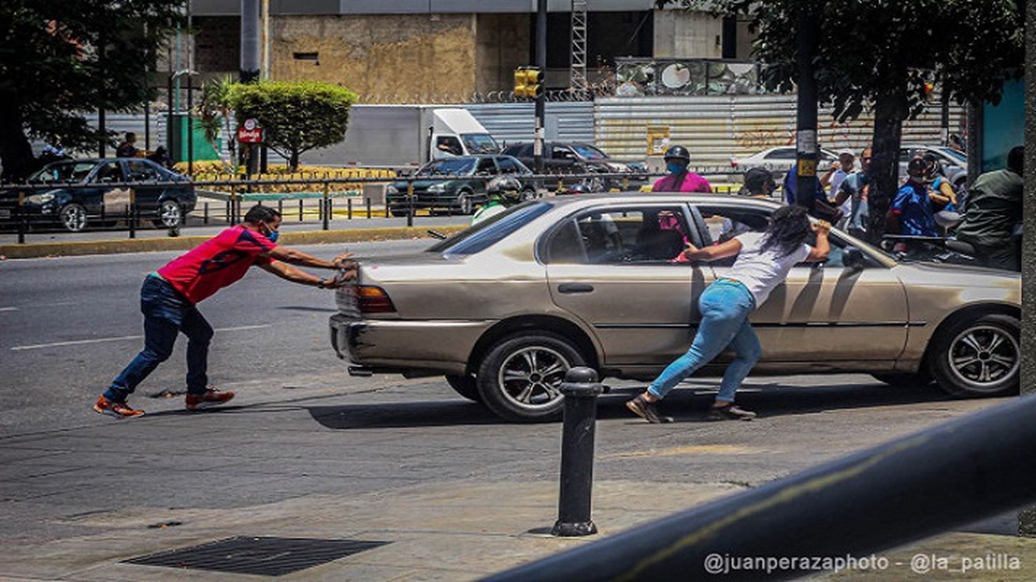 «COMO EN CUBA»: Parlamento acusa al régimen por la escasez de gasolina