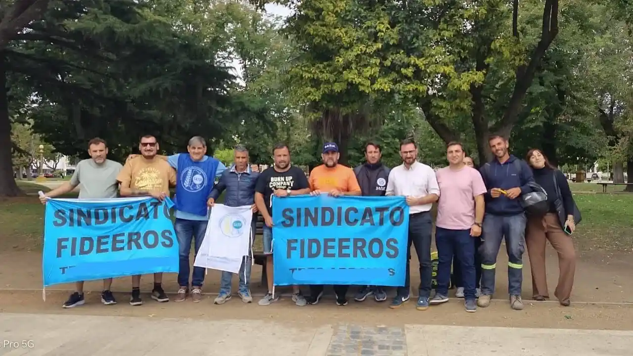 Los trabajadores se reunieron frente a la sede de la delegación del Ministerio de Trabajo bonaerense después de la audiencia.