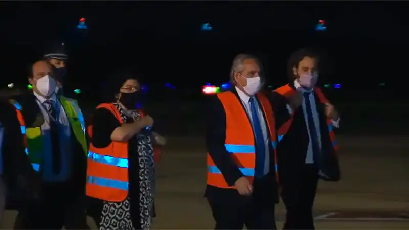 Fernández recibió al vuelo que trajo un millón de vacunas desde China