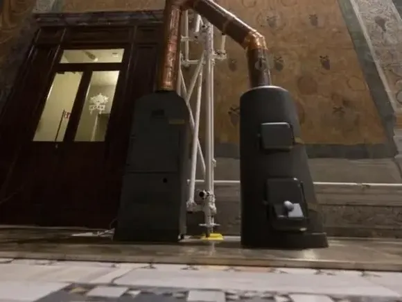 ¿Cómo se produce el humo blanco o negro en el Vaticano durante el Cónclave?