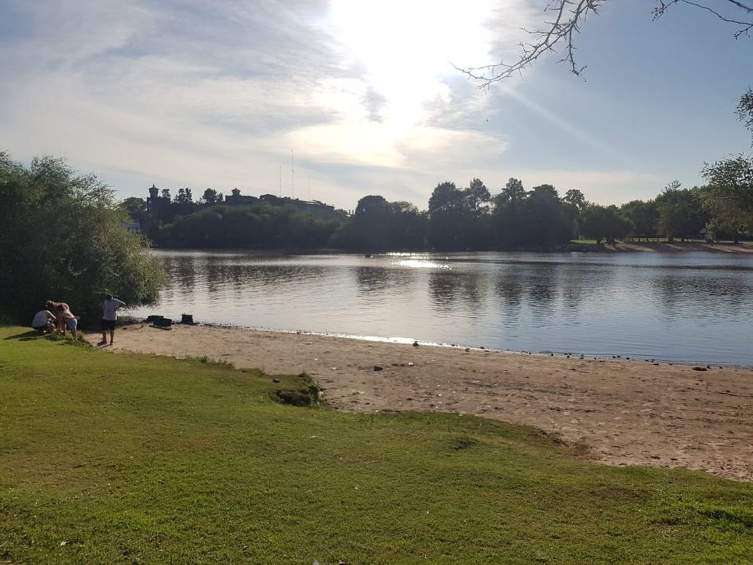 Por el bajo nivel del río se formaron 