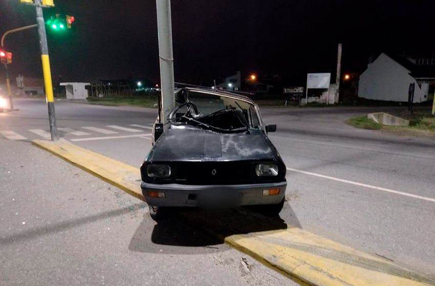 Perdió el control por un desperfecto mecánico y se incrustó en un poste: se salvó de milagro