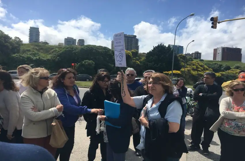 Autoconvocados se juntaron a rezar en la Base Naval