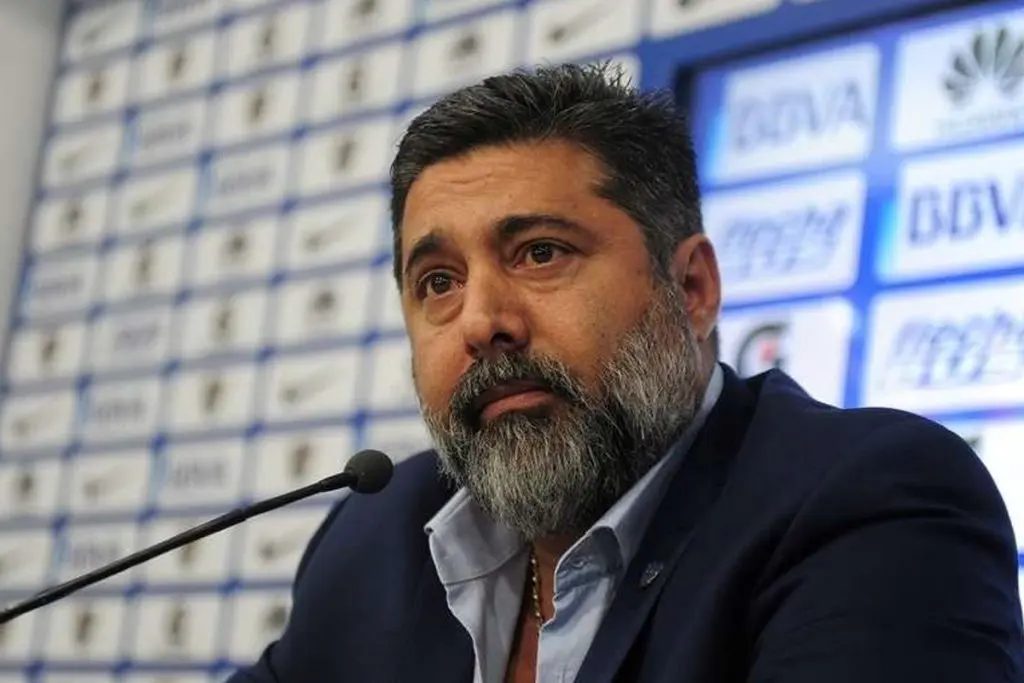 Angelici respaldó a Guillermo y cuestionó la actualidad de Tevez