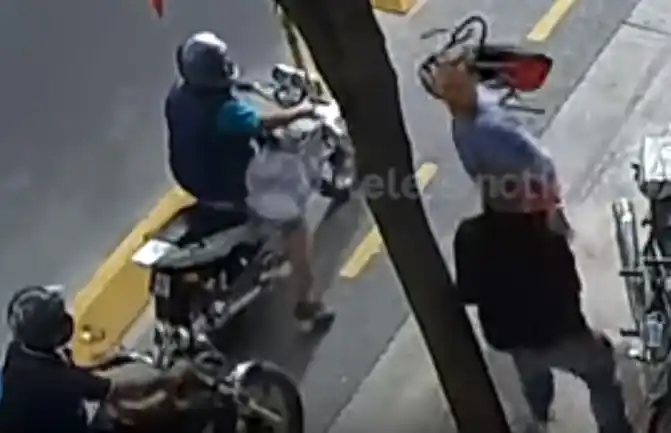 Motochorros quieren robar a turista que se resistió: mirá lo que pasó