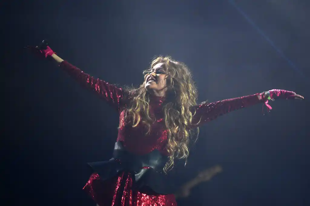 ¡ASCOOO! Pillan a Paulina Rubio haciendo sus necesidades en el mar (Video)