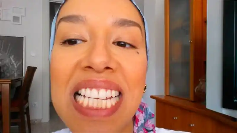 Arrasa en YouTube un tutorial para blanquear los dientes en dos minutos