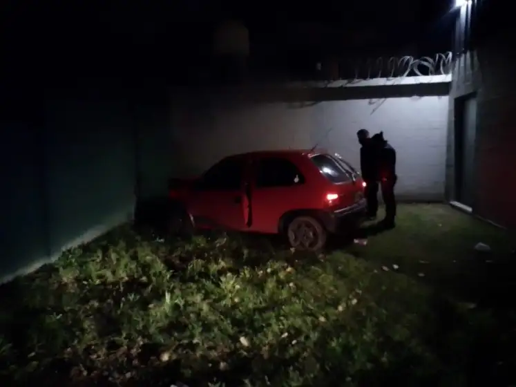 A las 4 de la madrugada se metieron con un auto dentro de una casa: ¿Qué hacían a esa hora?
