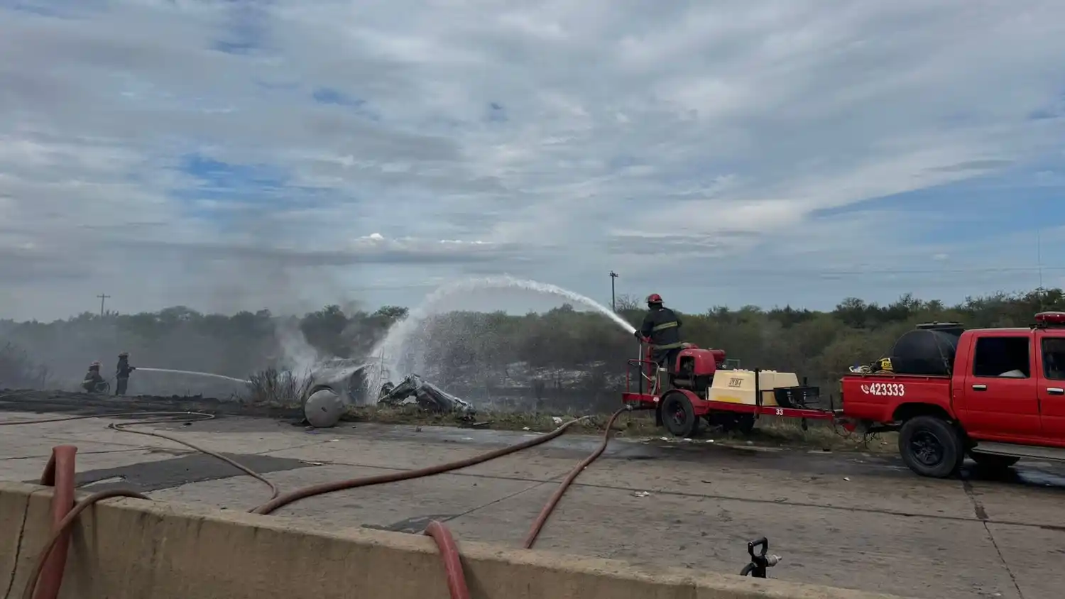 Trágico choque en la Ruta 14: murió el conductor del cisterna que, tras el impacto, cayó a la banquina y se incendió