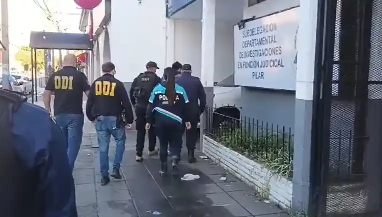 Uno de los detenidos, siendo ingresado a la Sub DDi de Pilar.