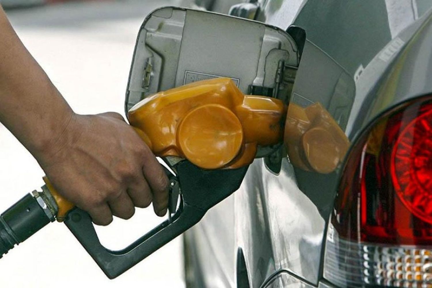 Massa acordó con petroleras el ingreso de los combustibles al programa "Precios Justos"