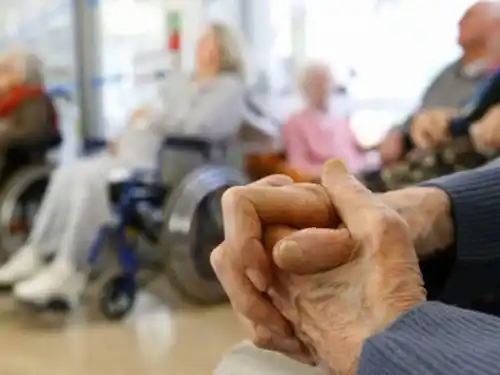 El Gobierno bonaerense habilitó las salidas y reuniones en establecimientos de larga estadía