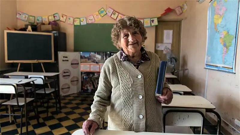 Con más de 80 años aprendió a escribir y llegó a ser abanderada