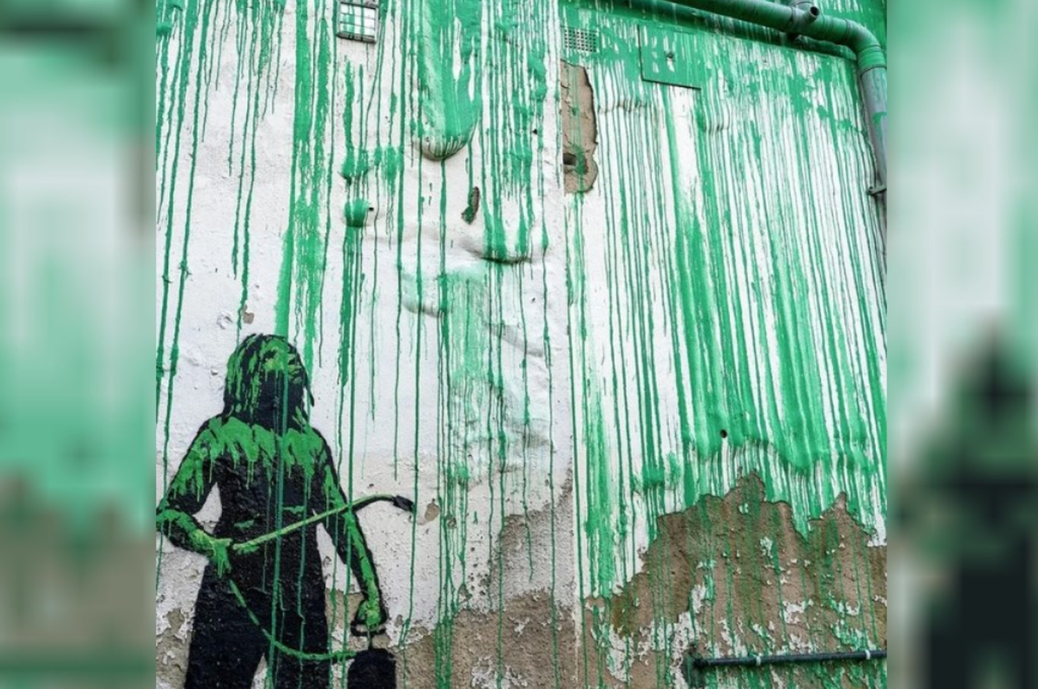 El color verde utilizado por el artista es el mismo que utiliza el ayuntamiento de ese distrito para señalizar las calles.