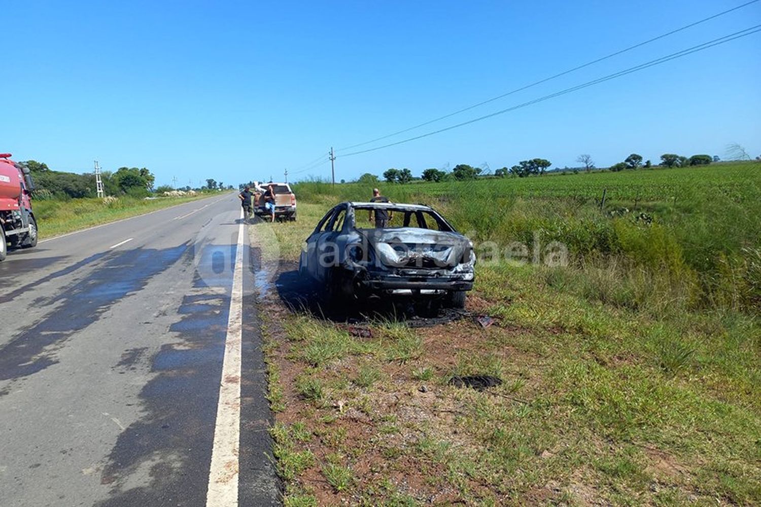 Un auto tomó fuego en medio de la ruta 