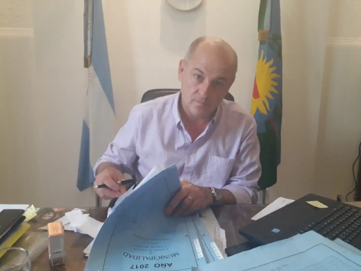 El Intendente de Punta Alta, picante en Twitter: Respondió con un "mami" al reclamo de una vecina y criticó al presidente