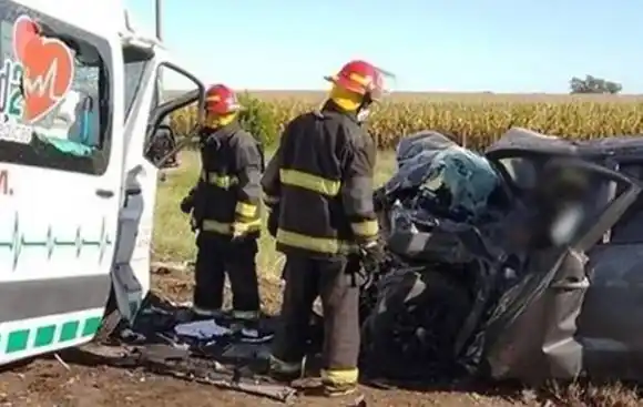 Siete  muertos tras el choque de una  ambulancia y una camioneta