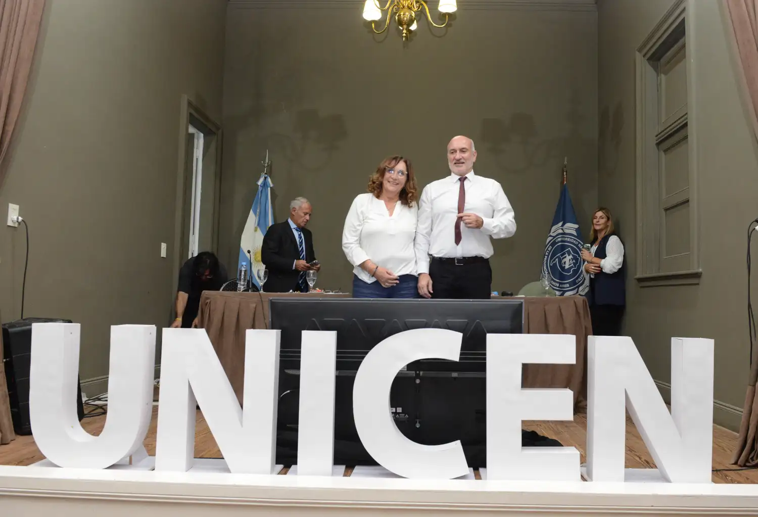 Marcelo Aba y Alicia Spinello renovaron por cuatro años el cargo al frente de la Universidad Nacional del Centro.