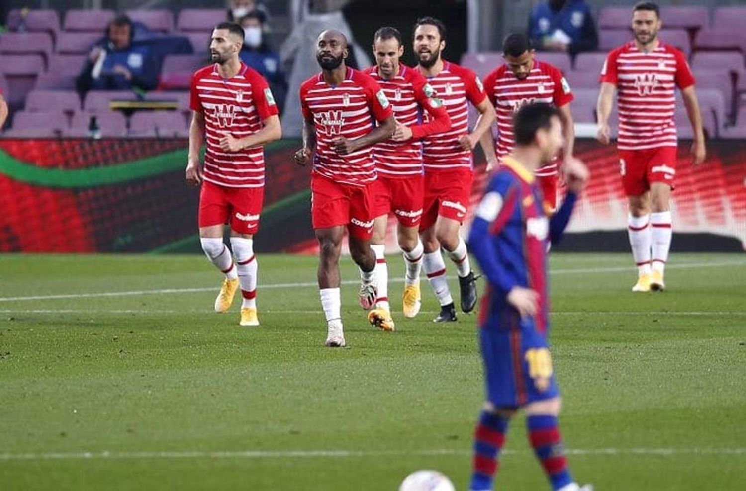 Bombazo en el Camp Nou: Granada se lo dio vuelta a Barcelona y lo dejó sin la punta