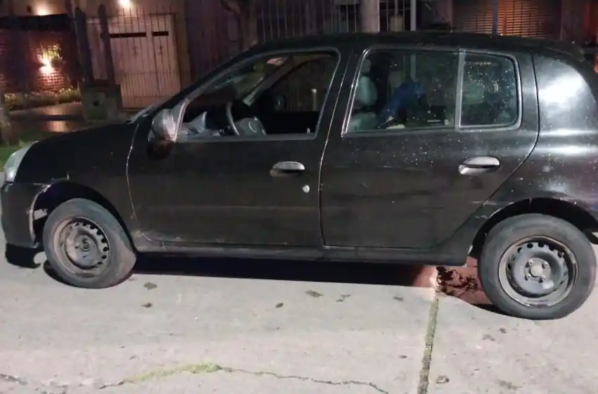 Detuvieron a un hombre con una escopeta en un Clio sin papeles