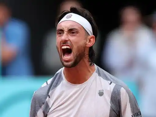 Con un altísimo nivel de tenis y de visitante, Tirante sigue soñando: venció a Cobolli por 6-3 y 6-4.