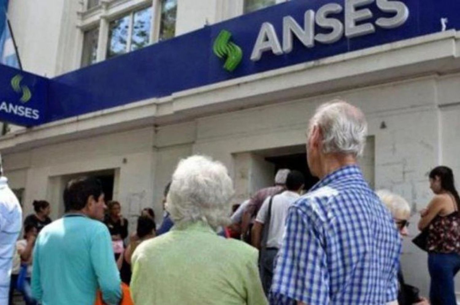 Confirman dos bonos de $ 1.500 para el 70% de los jubilados y pensionados