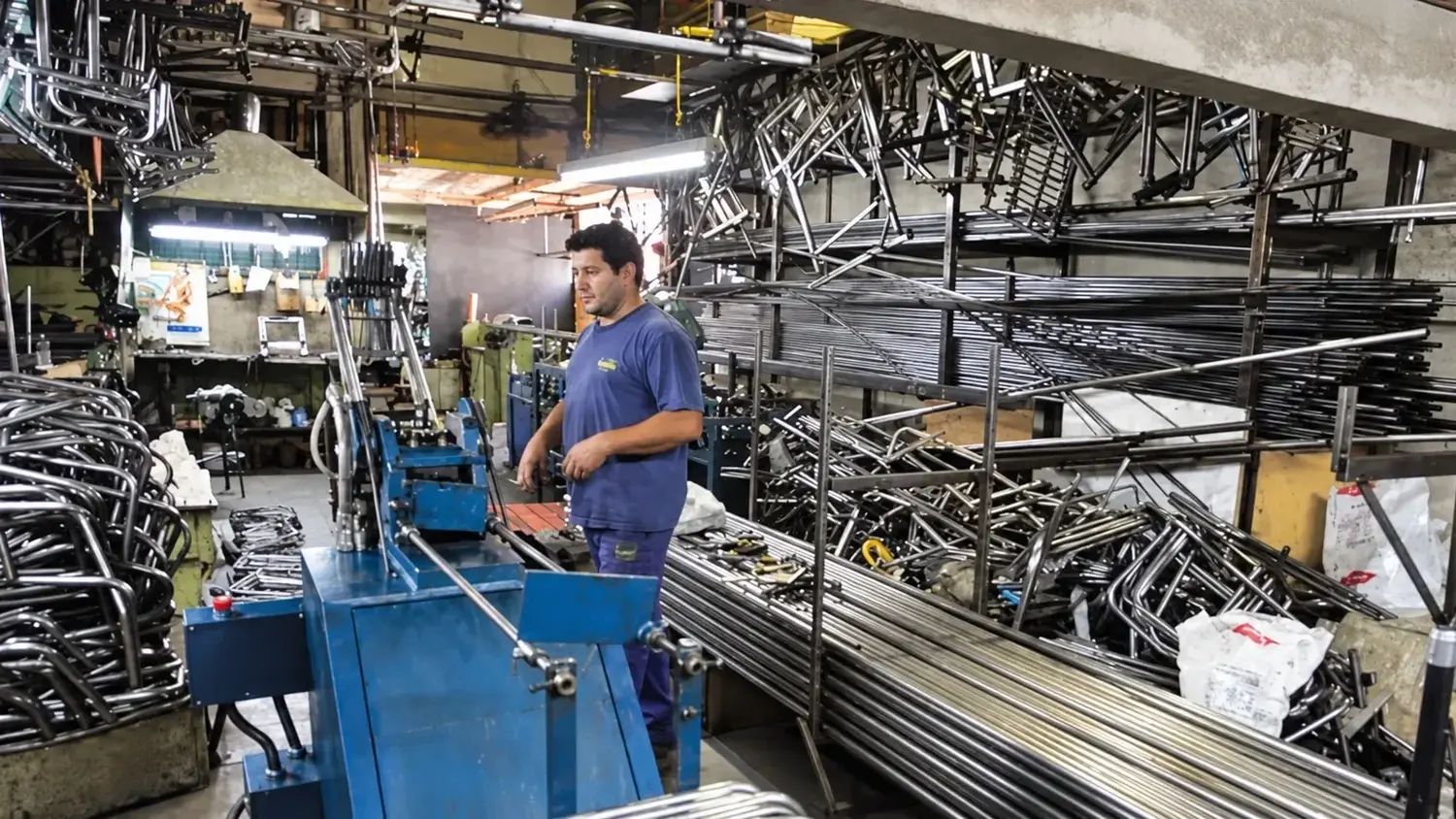 Más horas trabajadas y escaso crecimiento: un informe advierte sobre la productividad