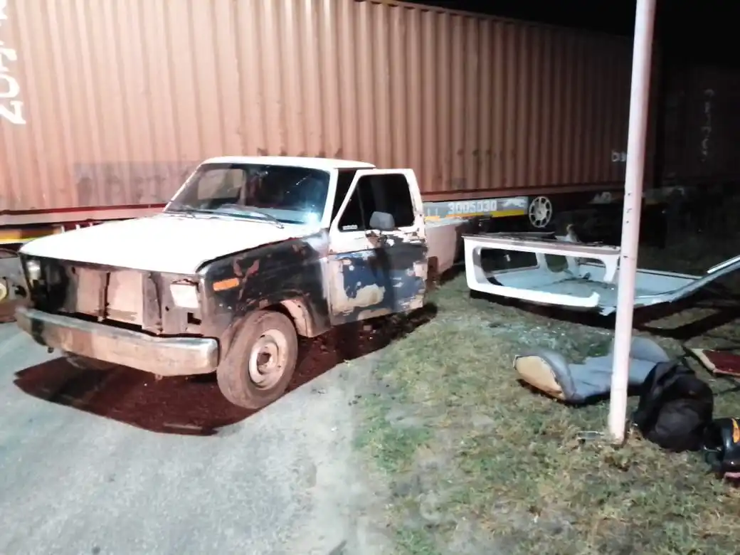 Carbó: tren colisionó una camioneta con ocho ocupantes