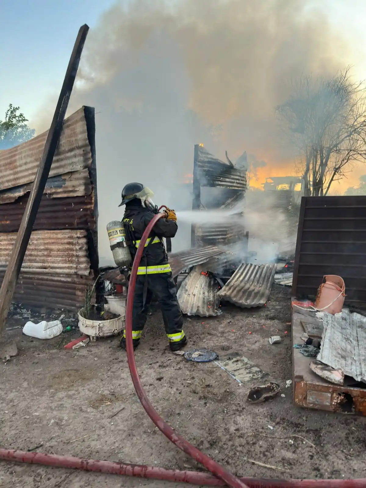 incendio vivienta Asentamiento Sur, intersección de Río de Janeiro y R. De Escalada - 3