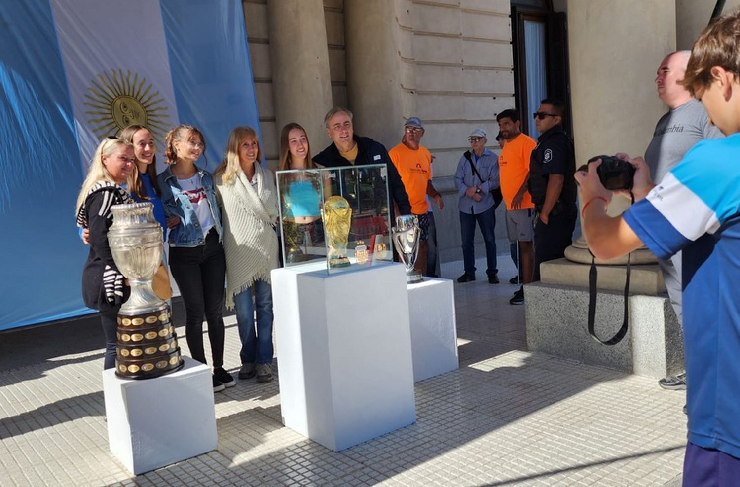 Una jornada albiceleste vivió Tandil con la presencia de la Copa del Mundo