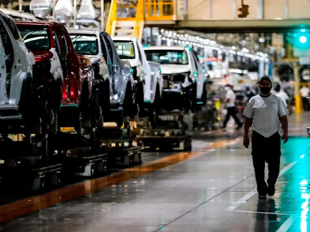 El conflicto sindical del sector de los neumáticos frenó la producción de automóviles en septiembre
