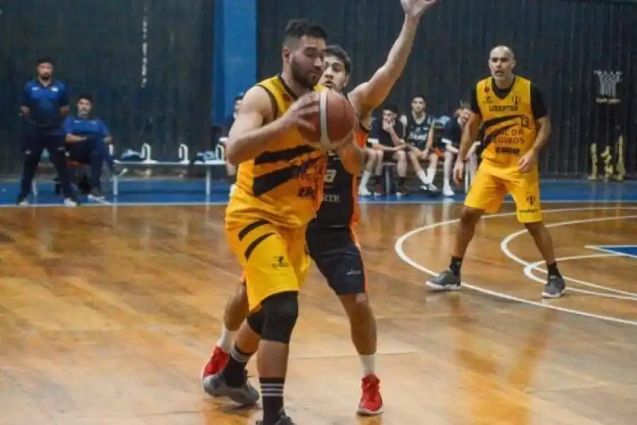 Triunfo de Libertad por el Oficial de básquet