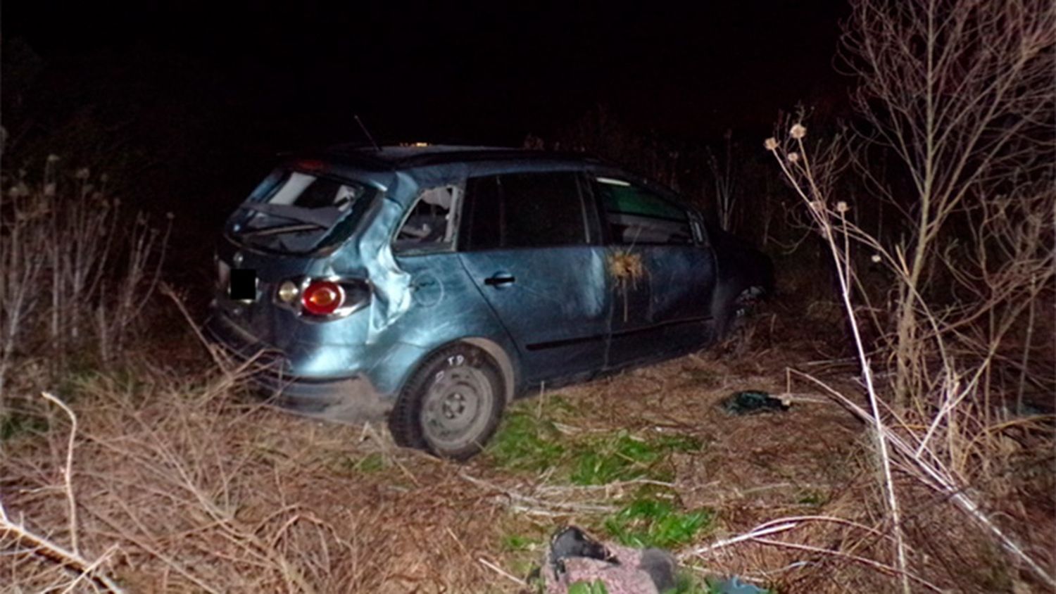 Un hombre sufrió graves fracturas de cervicales al volcar en su auto