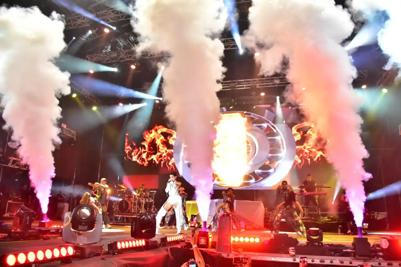 Más de 70 mil personas vivieron a pleno la primera noche de recital gratuito