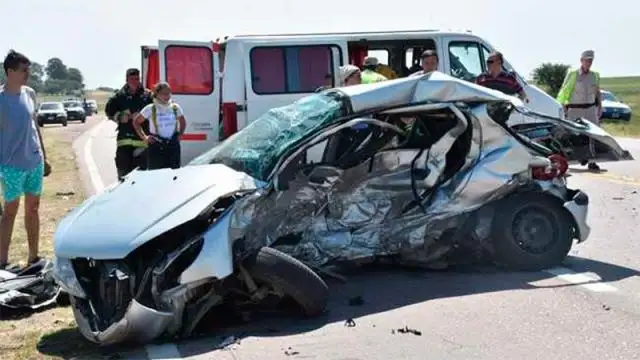 Seis muertos por un tremendo accidente en la ruta tras maniobra prohibida