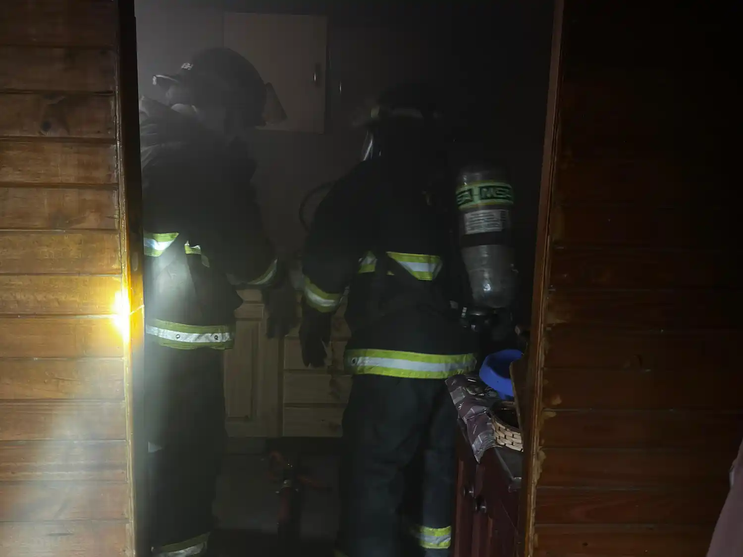 Gran susto en una casa de Rafaela: un horno prendido con cosas olvidadas generó humo y presencia de bomberos