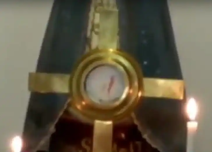 Hostia consagrada con signos de sangre en Rafaela