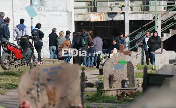 Familiares y amigos despidieron a Maximiliano Dolche en el cementerio 