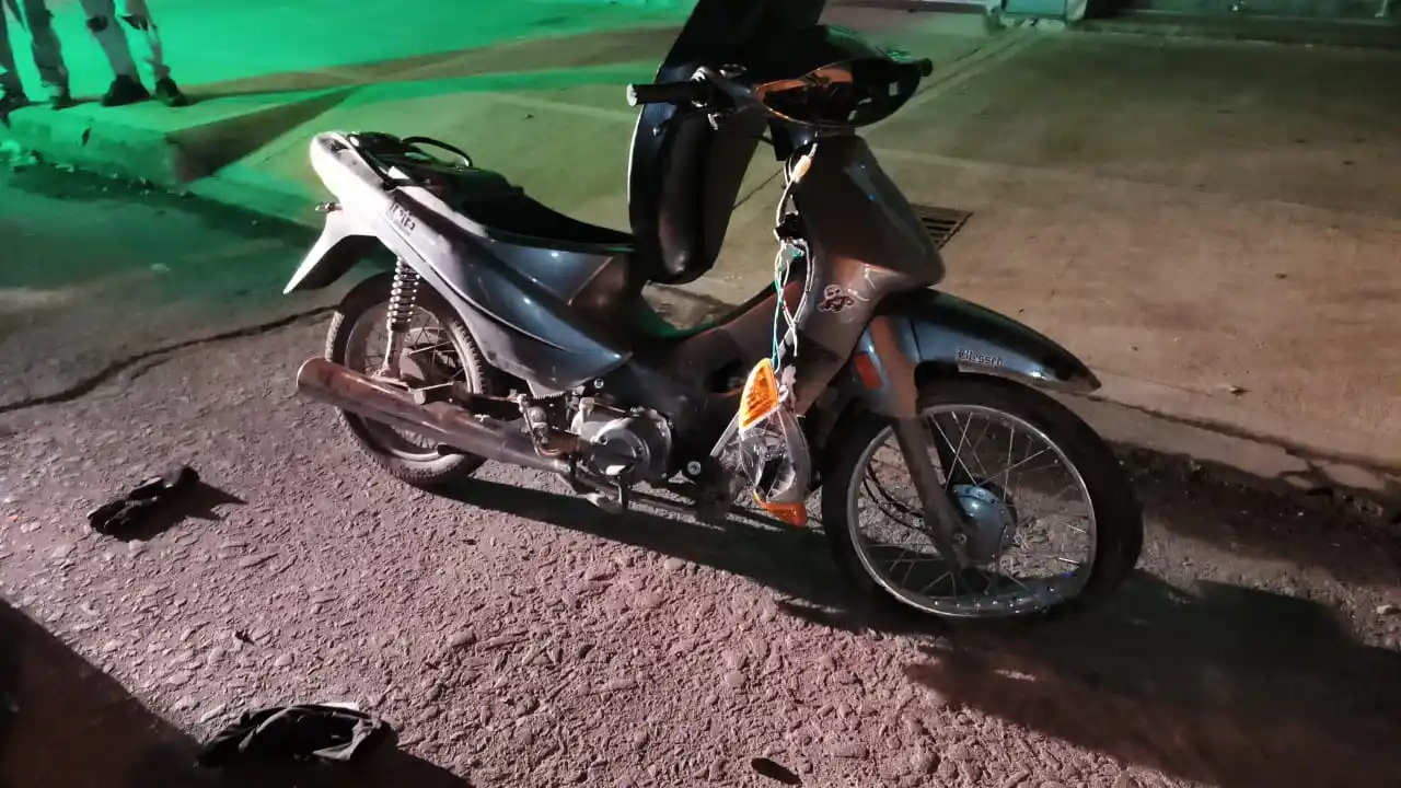 La moto en la que se conducía el joven.