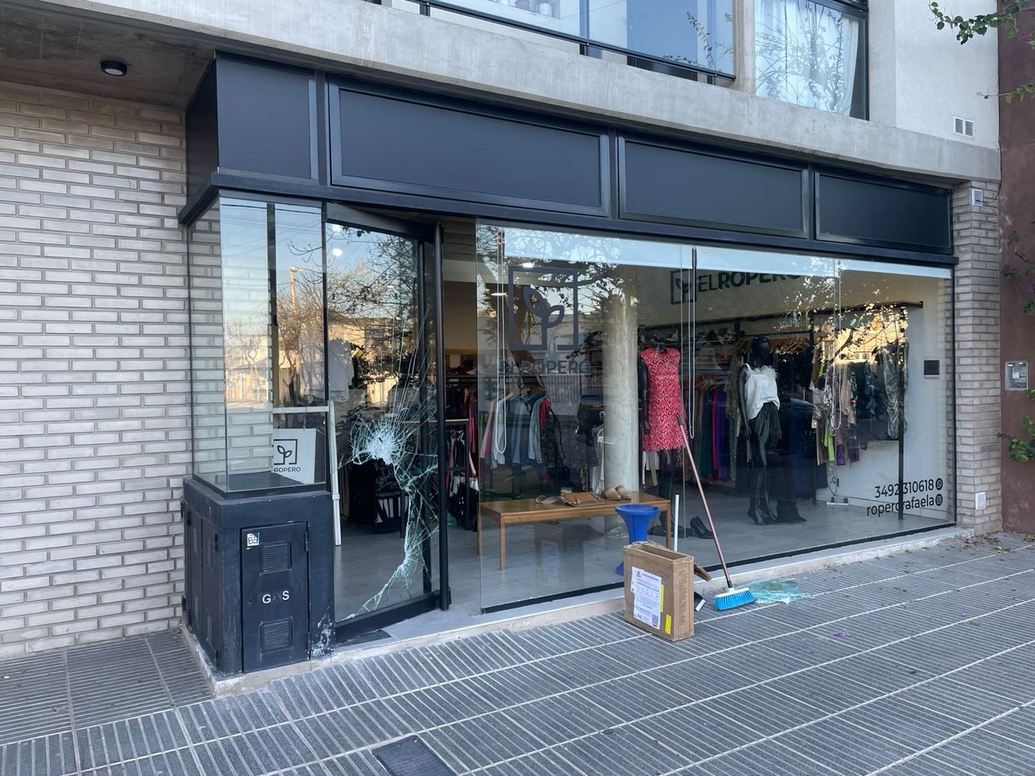 Violento robo: reventaron la puerta de vidrio de un local de ropa en barrio 9 de Julio de Rafaela