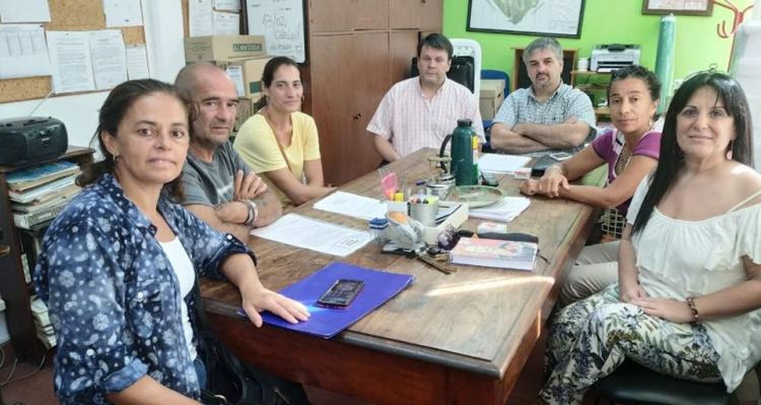Preparan el desembarco de un programa para que beneficiarios de programas sociales pinten escuelas