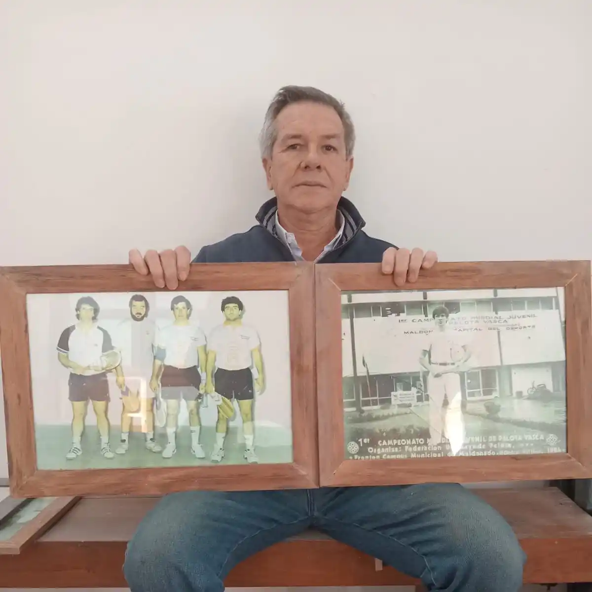 Olaechea exhibe dos cuadros de momentos históricos como pelotari; uno de ellos el subcampeonato mundial juvenil.