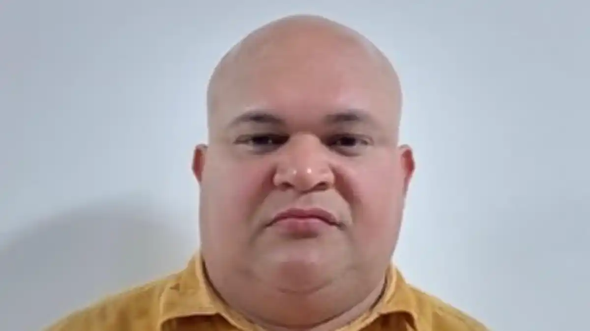 ESTE SUJETO engañaba a jovencitas para luego venderlas para la explotación sexual y lo detuvieron infraganti