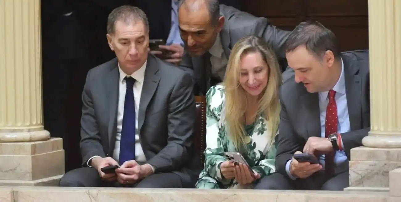La secretaria general de la Presidencia, Karina Milei, junto a miembros del círculo rojo, Diego Santilli y Manuel Adorni, en el Congreso de la Nación.