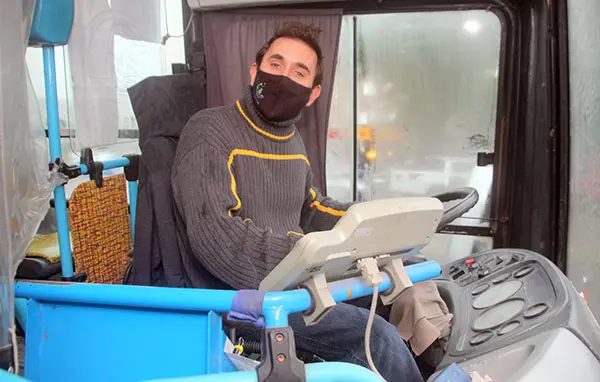 Las muecas y sonrisas de la vida detrás del volante de un colectivo