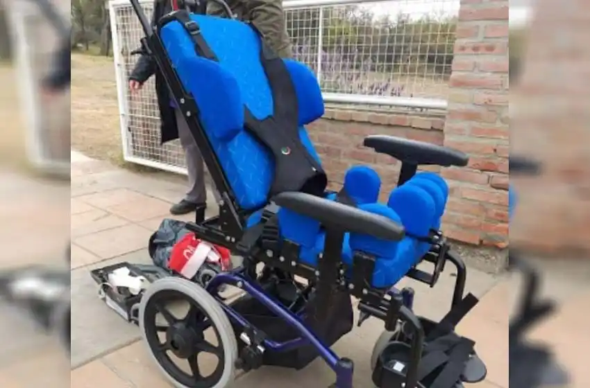 Buscan desesperados la silla especial de una chica de 15 años que un ladrón se robó en barrio Belgrano