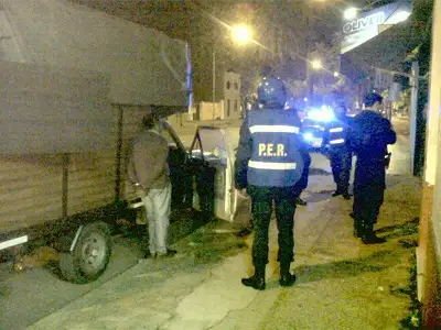 Dominicanos demorados por presunta compra con tarjetas ajenas 
